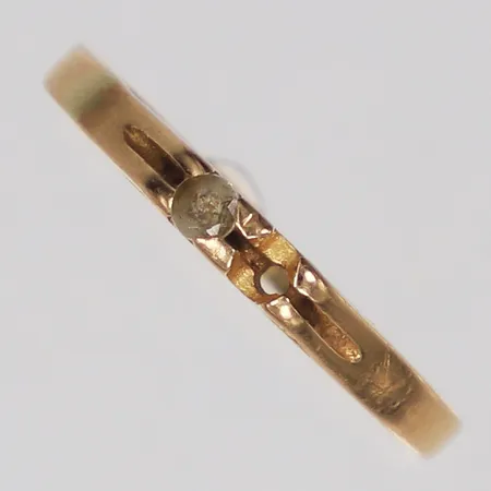 Ring, vit sten, Tre Guldsmeder Falköping, stl 15¾, defekt bucklig, en sten saknas, 18K  Vikt: 1,2 g