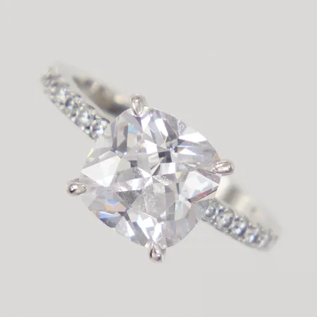Ring med vita stenar, stl 16¾, bredd 2-9mm, smärre nagg, 925/1000 silver,  Vikt: 3,7 g