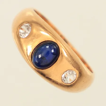 Ring med vita stenar samt blå sten, troligen safir, stl 18½, bredd ca 3,5-9mm, repig, skev, Rosengren & Eriksson Guldsmedja, år 1956, 18K Vikt: 10,7 g