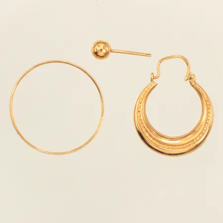 Två udda örhängen, ring, gravyr, snurrebuss saknas, 18K  Vikt: 3,9 g