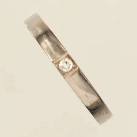 Ring med diamant 0,04ct enligt gravyr, stl 18, bredd 2,3-3mm, Stigberg, Heribert Engelbert AB Stockholm 1977, vitguld, 18K  Vikt: 3,2 g