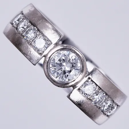 Ring med diamanter ca1x0,35ct-ca8x0,03ct, stl: 15½, bredd: ca 5mm, graverad, 18K Vikt: 7,2 g