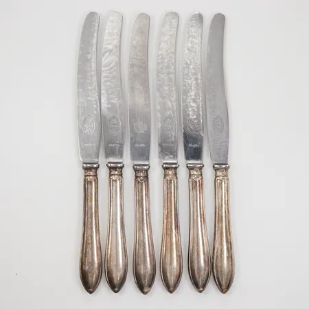 6 Bordsknivar, modell Svensk spetsig, blad av rostfritt stål, längd 21,5cm, gravyr, Silver, Bruttovikt: 298,5g.