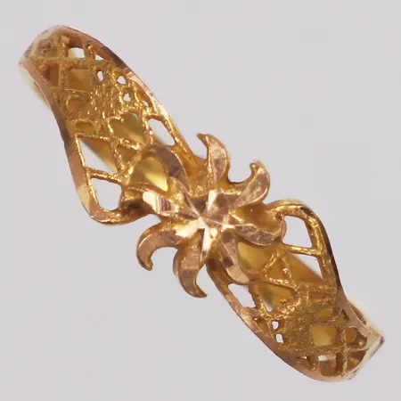 Ring, genombrutet mönster, stl 19, bredd 2,8-7mm, 21K  Vikt: 3 g