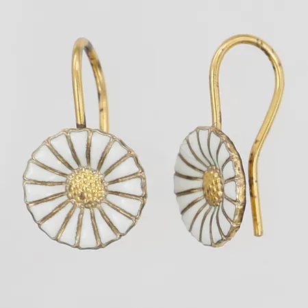 Ett par örhängen, Daisy, Anton Michelsen, för Georg Jensen, Danmark, ca 20x11mm, förgyllt silver, vit emalj, mindre ojämnheter, silver 925/1000. Vikt: 2,7 g