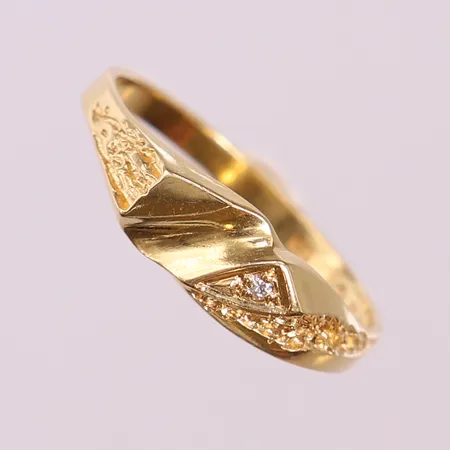 Ring med 8/8-slipade diamant ca 0,01ct, stl 18, bredd 2-5,5mm, Bengt Hallberg, Köping 1993. 18K Vikt: 2 g