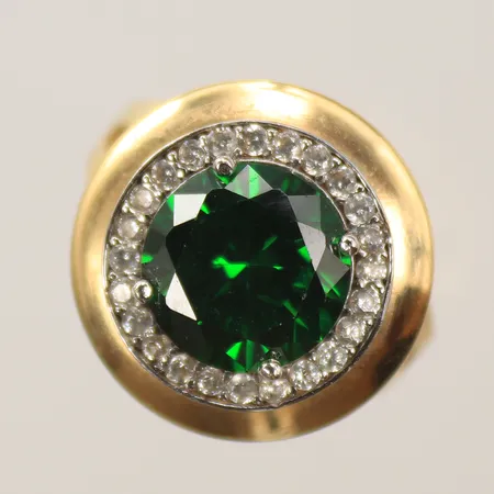 Ring med grön sten, samt vita stenar, stl 18, bredd 2-15mm, 14K, bruttovikt 5,2g Vikt: 5,2 g