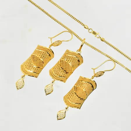 Set med 1 par örhängen längd 63 mm, hänge längd 53 mm, kedja längd 46 cm, bredd 2 mm, 21K. Vikt: 18,4 g