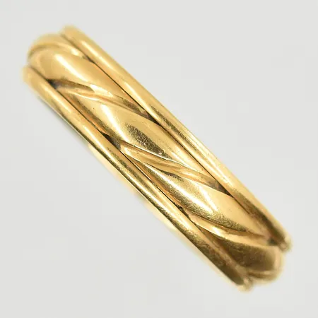 Ring, stl 19, bredd 5 mm, gravyr, 18K. Vikt: 6,1 g