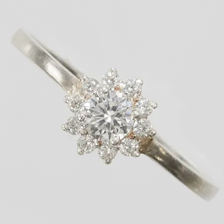 Ring med vita stenar, stl 18¼, bredd 1,8-7,5mm, 925/1000 silver Vikt: 1,6 g