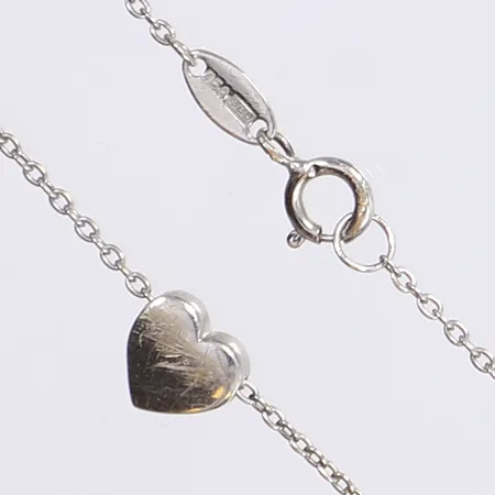 Halscollier med hjärta, ankarlänk, längd 23cm, bredd 1mm, hänge något repigt, vitguld 18K  Vikt: 2,7 g