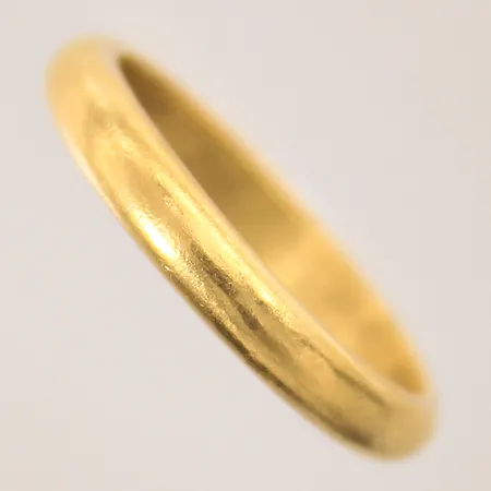 Ring, slät, stl 18¼, bredd 3,3mm, gravyr, 23K Vikt: 6 g