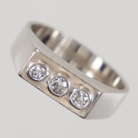 Ring med gammalslipade diamanter, 3 x ca 0,05ct, stl 17¾, bredd 4,6-5,3mm, repor, mindre hack i fattning, vitguld, Finguld Ivan Omelius , 18K,  Vikt: 7,1 g