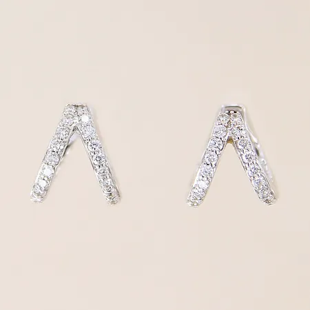 Ett par örhängen med diamanter 24 x ca 0,01ct, Ø10mm, vitguld, 18K  Vikt: 3 g