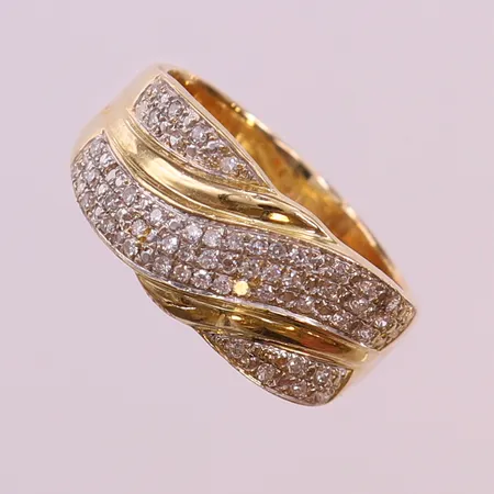 Ring med 8/8-slipade diamanter ca 51x0,005ct, stl 18, bredd 6-9,5mm, en diamant saknas, GHA. 18K Vikt: 6,2 g
