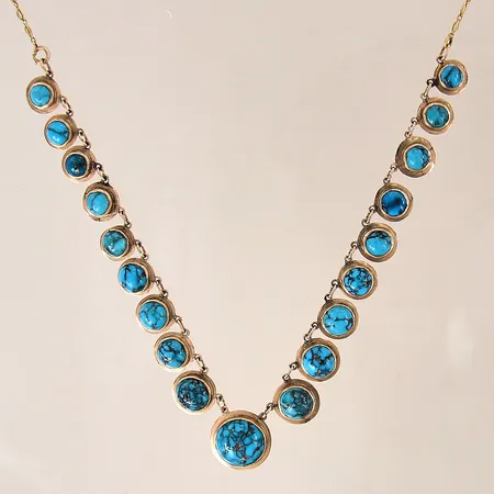 Collier med integrerade hängen i form av turkoser, längd 50cm, bredd 1-16mm, rödguldsdetaljer, bucklig, 14K  Vikt: 16,9 g