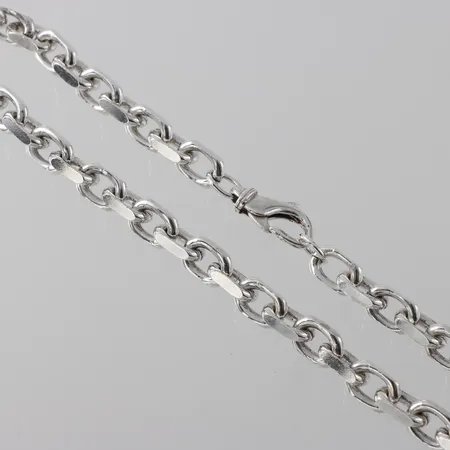 Collier ankarlänk, längd 52 cm, bredd 2.9-7.9 mm, silver 925/1000. Vikt: 107 g