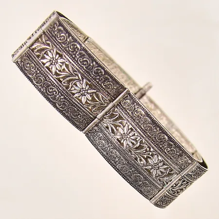 Armband med genombruten dekor, längd 18,5cm, bredd 19mm, silver 830/1000 Vikt: 33,3 g