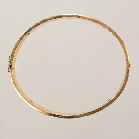 Stelt armband med vita stenar, 60x50mm, repigt, stilkopia, 18K Vikt: 8,5 g