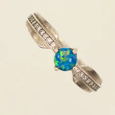 Ring med opal samt vita stenar, stl 19, bredd ca 2-6,5mm, 925/1000 silver  Vikt: 2,6 g