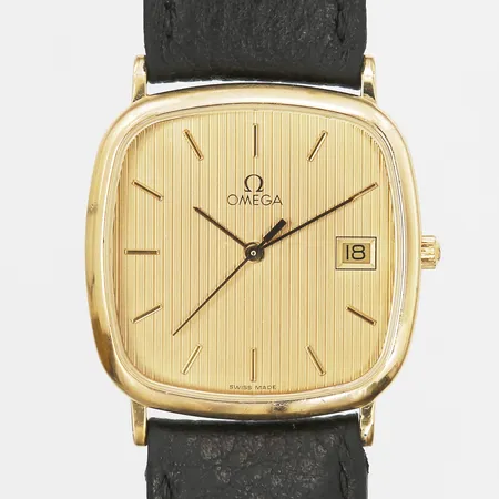 Herrur Omega De Ville, guld på stål, quartz, datum, mått ca 30x30mm, gravyr,  läderarmband, batteribyte krävs, bruksslitage, brukshandbok, etui med slitage, ytterkartong.   