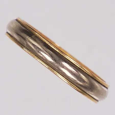 Ring, stl 19, bredd 4mm, tvåfärgad, gravyr, 18K  Vikt: 4,9 g