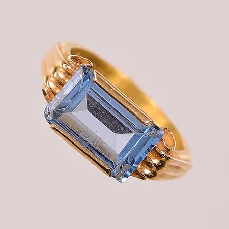 Ring, Ø17, bredd:8mm, blå sten, fattning i 18K, skena i 23K 6,9g.