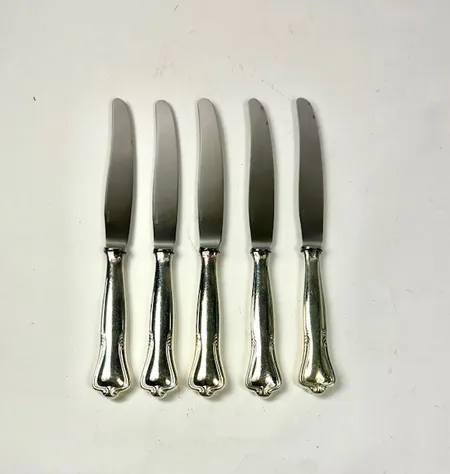5 knivar, längd 20 cm, stålblad, fyllda skaft, 830/1000 silver. Vikt: 279 g
