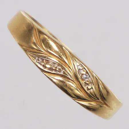 Ring, diamant ca 0,005ct, Carlsén, stl 18¼, bredd 2,6-5mm, skev, 18K  Vikt: 1,6 g