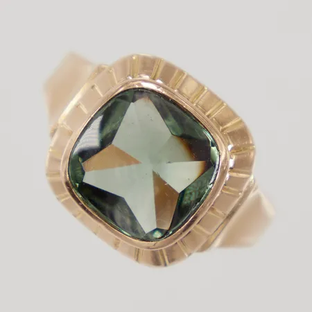 Ring med grön sten, stl 19½, bredd 2,6-14,5mm, smärre nagg, 18K,  Vikt: 4,6 g