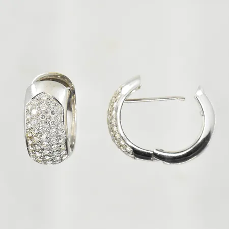 Ett par örhängen med diamanter totalt ca 100x0,02ct, Ø24 mm, bredd 11 mm, vitguld, 18K. Vikt: 22,5 g