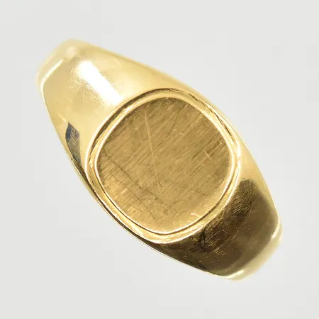 Klackring, stl 19, bredd 4-10 mm, repig platta, gravyr, 18K. Vikt: 7,3 g