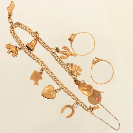 Två ringar, armband med berlocker, sten, Camé, sten saknas, defekt, buckligt, 18K  Vikt: 13,5 g