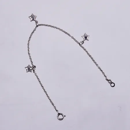 Armband med 3 berlocker, längd ca 17cm, bredd ca 1mm, 925/1000 silver Vikt: 1,6 g