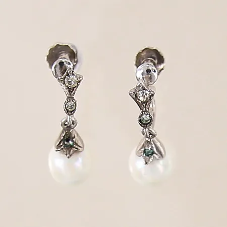 Ett par örhängen med imitationspärlor samt vita stenar, 14x7mm, silver 835/1000 Vikt: 3,6 g