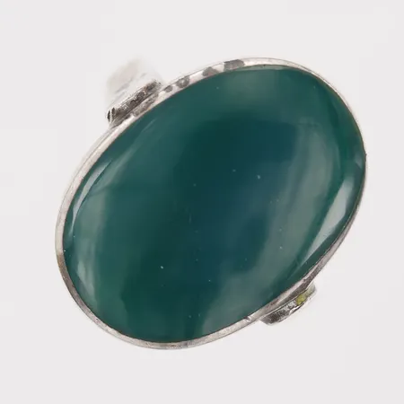 Ring med grön sten, stl 18, bredd ca 3-21mm, 925/1000 silver.    Vikt: 6,2 g
