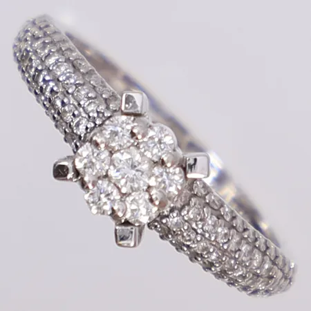 Ring med diamanter, ca tot 0,35ct, stl 17¼, bredd 2,5-7mm, vitguld, 18K Vikt: 3,6 g