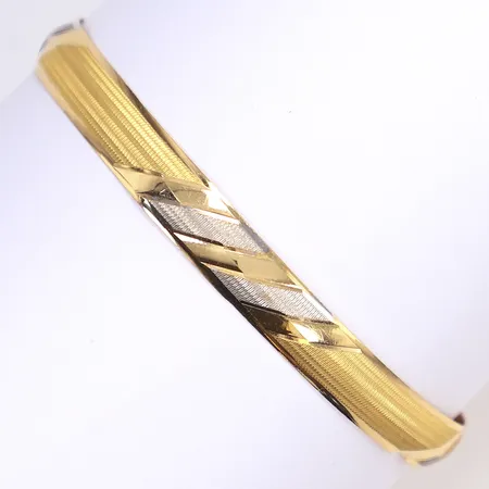 Armring, Ø7cm, bredd 7mm, bucklig, 22K Vikt: 10,6 g