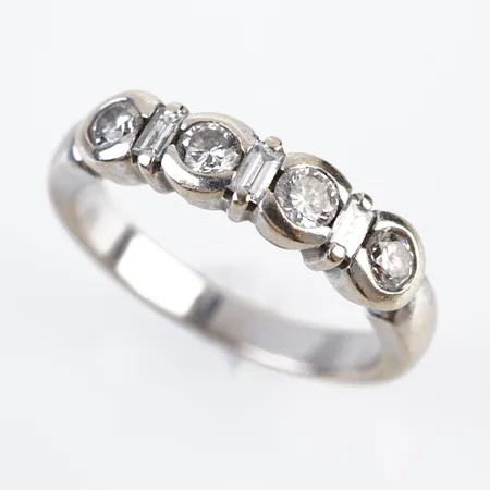 Ring m 4 diamanter ca 0,10ct/styck totalt ca 0,40ct, vitguld, stl 19(60), bredd 5mm, 18k Vikt: 6,5 g