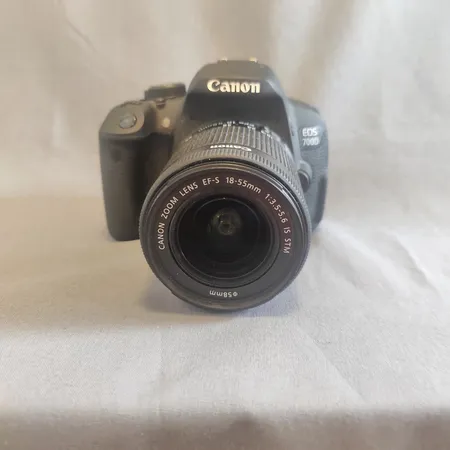 Digitalkamera Canon EOS 700D, serie-nr: 093031015797, Objektiv Canon EFS 18-55mm, serie-nr: 070204096852, laddare, ej funktionstestad.  Skickas med postpaket.