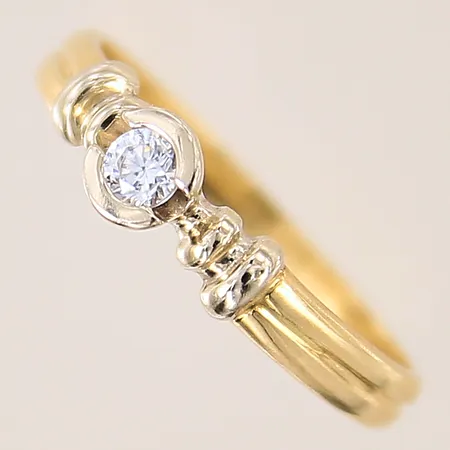 Ring med vit sten, stl 17, bredd 2mm, vitguldsdetaljer, ostämplad, 18K  Vikt: 2,4 g