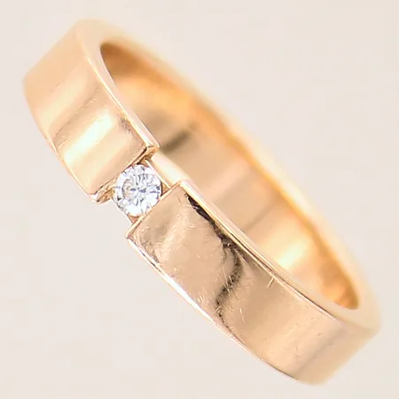 Ring med diamant 0,05ct enligt gravyr, stl 16¾, bredd 4mm, SCH, 18K Vikt: 5,2 g