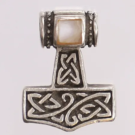 Hänge, Tors hammare med vit sten, längd 2cm, bredd 1,5cm, 925/1000 silver Vikt: 5,9 g
