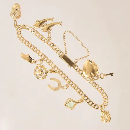 Armband Pansar med åtta berlocker, längd ca 18cm, bredd 4mm, säkerhetskedja, låsåtta något slapp, 18K  Vikt: 14,3 g