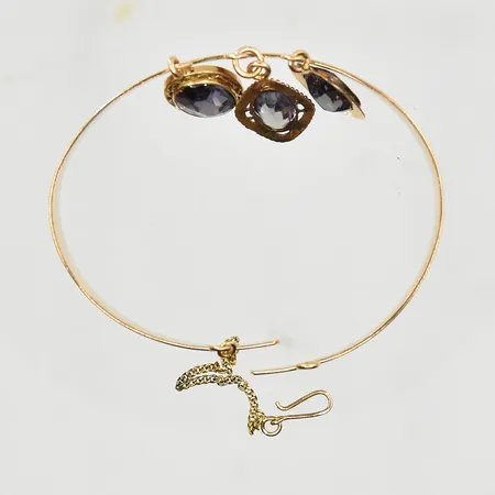 Armring med lila stenar, innermått 40x50 mm, bredd 6-10 mm, obs liten storlek, 14K. Vikt: 14,9 g