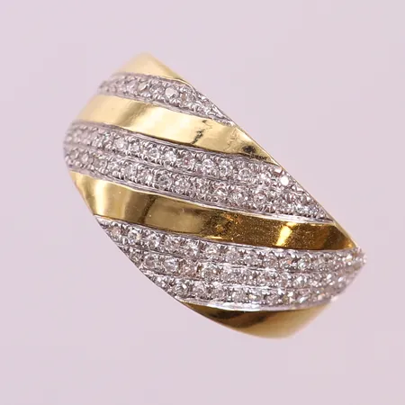 Ring med 8/8-slipade diamanter ca 85x0,005ct, stl 16, bredd 3,5-10,5mm, GHA. 18K Vikt: 2,8 g