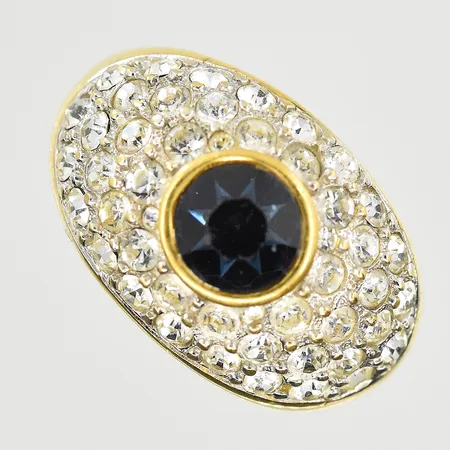 Ring med mörkblå sten och vita stenar, stl 17, bredd 3-14 mm, ostämplad, 18K. Vikt: 9,6 g