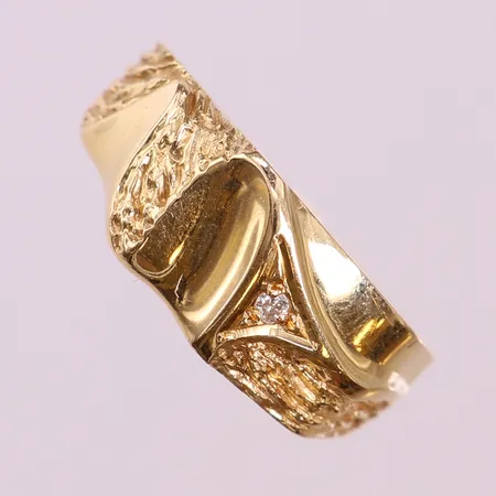 Ring med 8/8-slipad diamant ca 0,02ct, stl 20, bredd 2,5-9mm, Bengt Hallberg, Köping 1997. 18K Vikt: 5,3 g