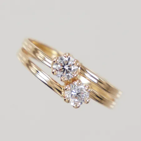 Ring med 2 vita stenar, stl 17½, bredd 3-7,5mm, GHA, 18K,  Vikt: 1,1 g