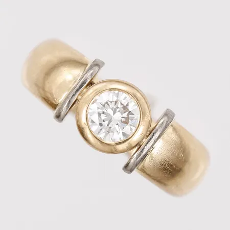 Ring med briljantslipad diamant, enligt gravyr 0,50ct, stl 16¼, Guldsmed Christian Fredriksson, Stockholm, 1997, 18K guld.  Vikt: 9,8 g